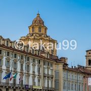 カステッロ広場を囲む歴史的建造物はどれも背が低く、その上にサン ロレンツォのクーポラが顔をのぞかせているので目立っています。