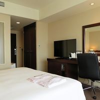 バスルームには小さいながら明り取りの窓がありました