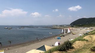 背後の葉山公園で一休みできる