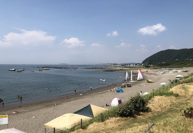 背後の葉山公園で一休みできる