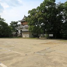 人の気配のない場所にひっそりと建っているのが…