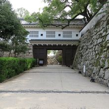 この「廊下門」の向こうが…