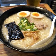 洗練された美味しい豚骨ラーメンです