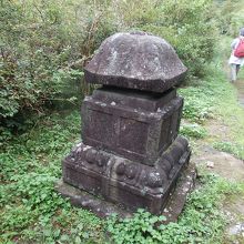 八百比丘尼の墓