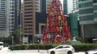 大きな美しいパブリックアートもある