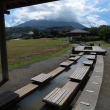 長い足湯と桜島