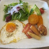 朝食のワンプレートは席まで持ってきてくれます