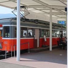 箱根登山鉄道の引退車両が展示されています