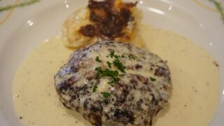 白いマスタードソースのハンバーグ