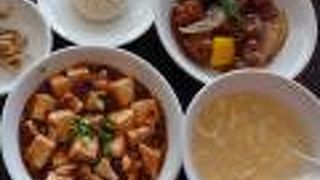 品数が多くて人気の中華ランチ。ご飯は白米かお粥か選べます