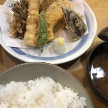 少しして、天ぷら盛り合わせ、ご飯、味噌汁が並べられた