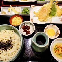 ざるぶっかけ定食、１１８０円。天ぷらといなり寿司がついてます