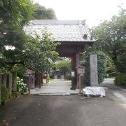 小山駅西口から西のエリアにあります。