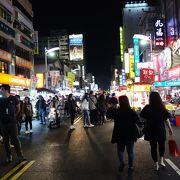 高雄の中心地でにぎわう夜市