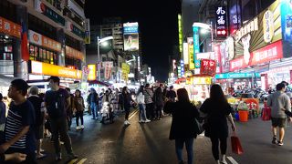 高雄の中心地でにぎわう夜市