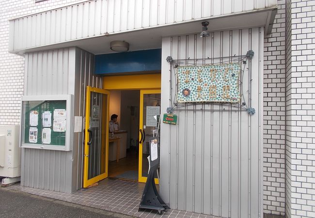 小山駅西口から10分程度です。