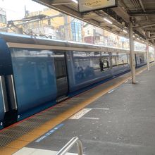 回送で新宿駅に向かうサフィール踊り子号