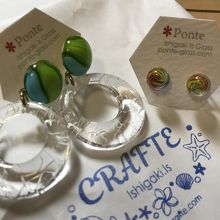 ガラスの手作りピアス