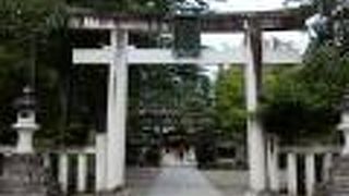 本丸には、上杉謙信を祀った上杉神社があります。