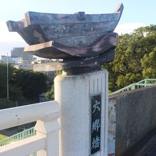 橋の欄干に渡し船のオブジェ