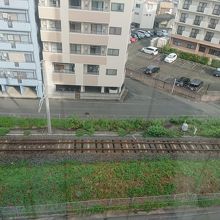 部屋の前に線路