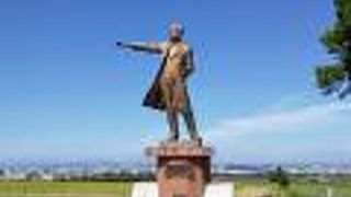 クラーク博士と同じポーズで記念写真を