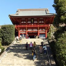 鶴岡八幡宮。浅草寺、筑波山に向いている。 