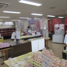 信玄餅以外にも種類多く販売されてます。