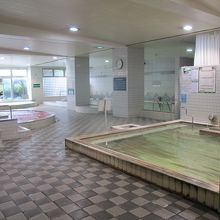 ヒノキ風呂とその奥にプール（１５ｍ？）