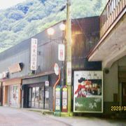 東山温泉のバスの終点にあります