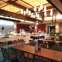 バイキングの料理コーナーです。ドリンクの種類も少ないです。