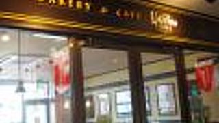 駅ビル内のパン屋