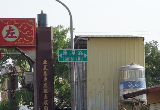 人気観光地の混雑する道路