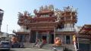 豪華な屋根と彫刻や装飾は見事なものでした