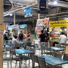 フードコート、買い物のあとにどうぞ