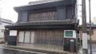 結城駅北口から北に10分程度の場所にあります。