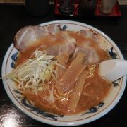 駅前アーケード街のラーメン屋