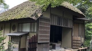 金閣寺見学ルートの最後のほう、高台にあります。