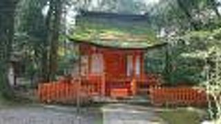 手水舎近くにある小さな神社
