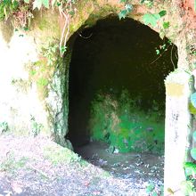 洞窟のドアップ