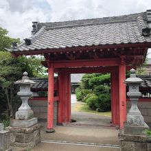 国道に面した山門