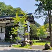 「渋沢大門」  奥に渋沢栄一さん縁の建物があるようです