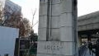 一石橋のたもとに一石橋親柱が保存されています