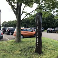 ホテル敷地内に広い駐車場があります．