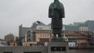 港文館の前にある