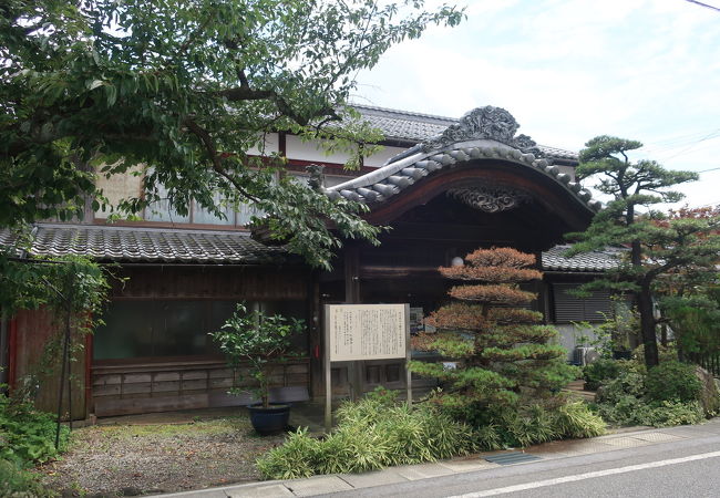 立派な破風屋根の門構え ♪