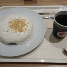 マカダミアナッツパンケーキとマカダミアナッツコーヒー