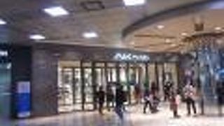 駅に直結しています