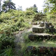 戦国の山城の構造が良く遺っています。