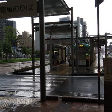 南口を出るとすぐに路面電車に乗れます。